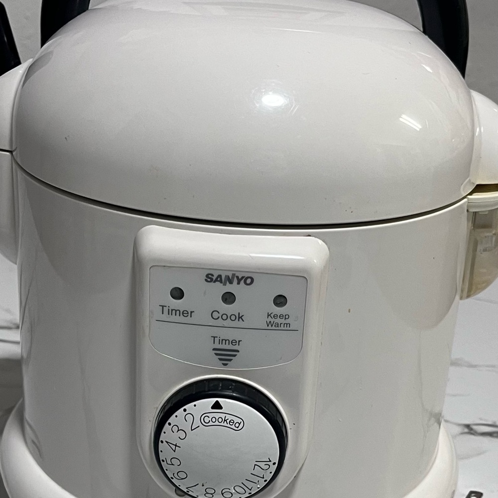 Sanyo Vintage White Rice Cooker - Picture 8 of 12